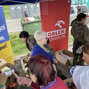 Młodzież MZSP w Miejscu Piastowym wraz Fundacją ORLEN pomaga uchodźcom z Ukrainy.