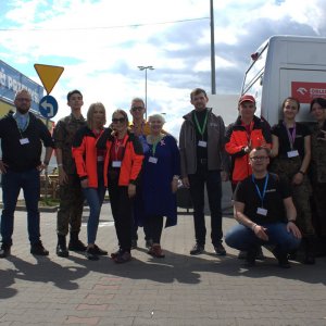Młodzież MZSP w Miejscu Piastowym wraz Fundacją ORLEN pomaga uchodźcom z Ukrainy.