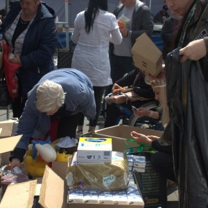 Młodzież MZSP w Miejscu Piastowym wraz Fundacją ORLEN pomaga uchodźcom z Ukrainy.