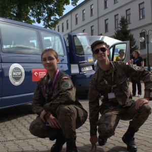 Młodzież MZSP w Miejscu Piastowym wraz Fundacją ORLEN pomaga uchodźcom z Ukrainy.