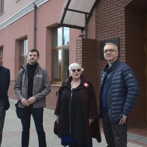 Młodzież MZSP w Miejscu Piastowym wraz Fundacją ORLEN pomaga uchodźcom z Ukrainy.